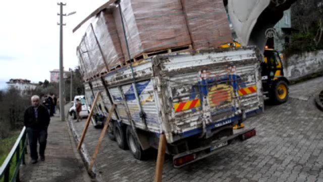 Kamyonun Devrilmesini Tahtalarla Engellediler