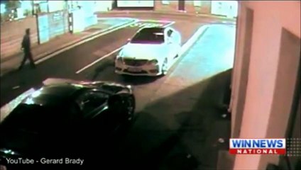 Il Tente de Lancer une Brique mais se la Reçoit en Pleine Tête !