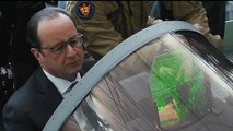 Hollande s'installe dans un Rafale lors d'une visite aux ateliers Dassault à Mérignac