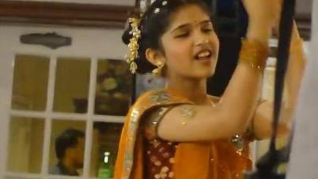 Beautiful Girl Mehndi Dance Mehndi Hy Lagne Wali HD
