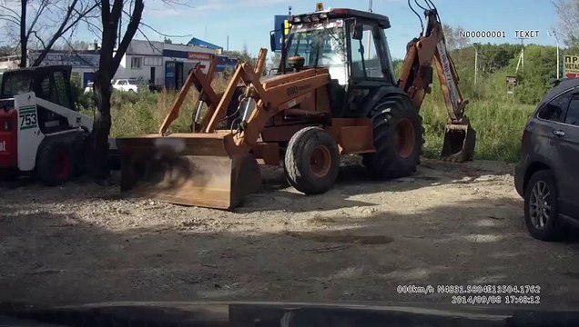 Un motard se fait happer par un camion