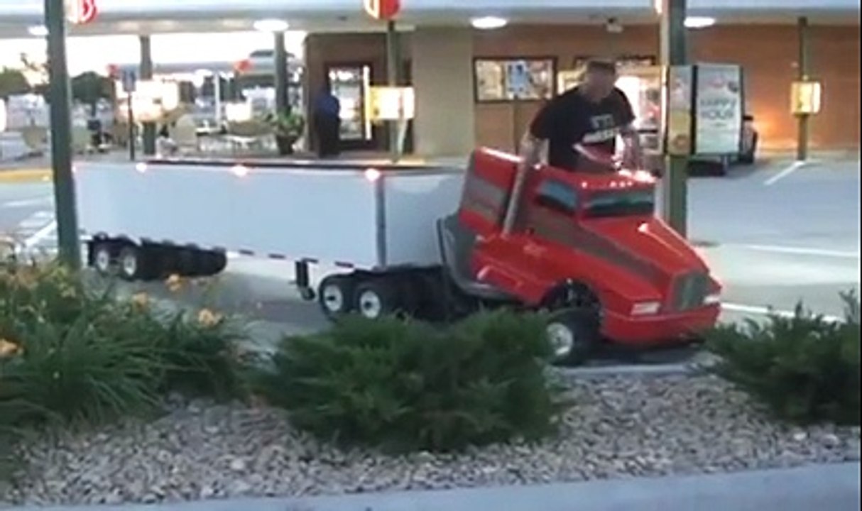 Little Kenworth Semi cruisin the streets