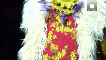 El belga Dries Van Noten presenta en París una colección ultrafemenina