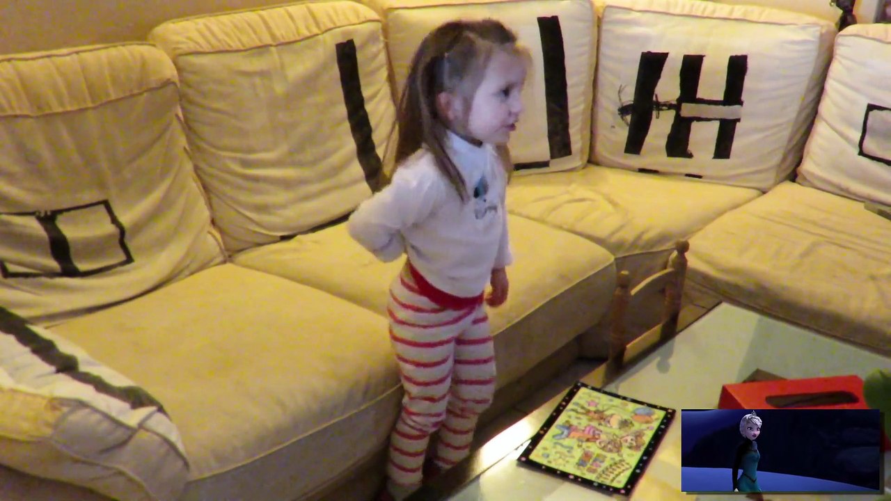 Elsa chante la reine des neige