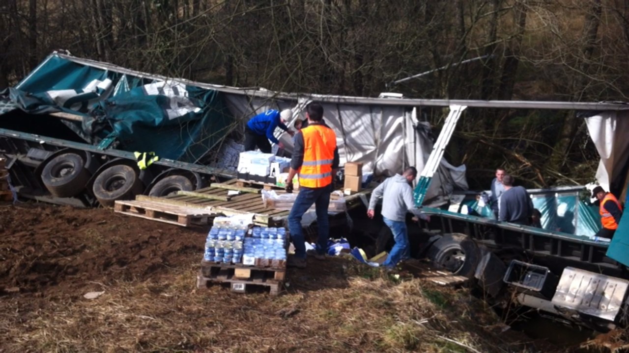 Un poids lourd finit dans une rivière