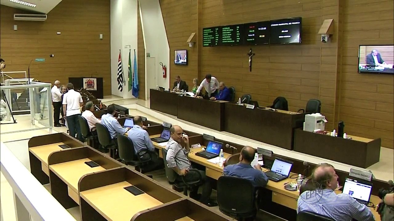 Vereador dá tapa na cara de eleitor na Câmara de Franca, SP