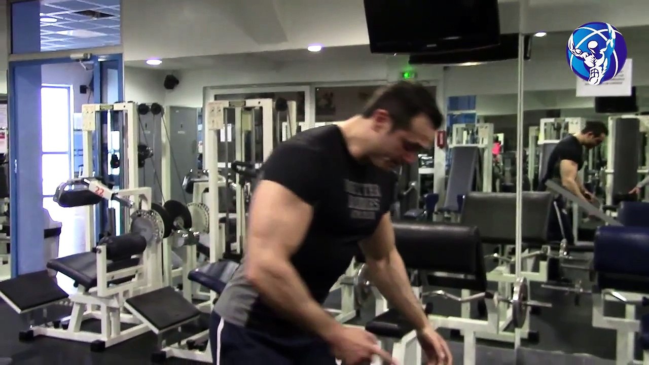 Musculation triceps _ les kickbacks à la poulie