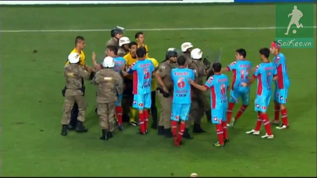 Cầu thủ solo với cảnh sát ngay trên sân - Arsenal vs Atletico Mineiro