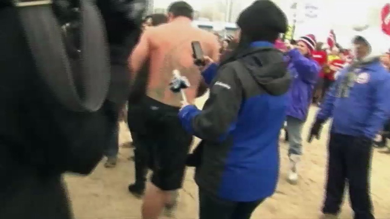 Lady Gaga, Vince Vaughn take icy dip for charity (WRAP, Adds Lady Gaga)