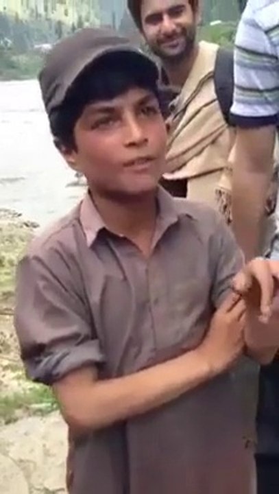 Pakistani Talented Boy (Bina Parhe Likhe Medical Student ko Har Jawab English Me Dia)