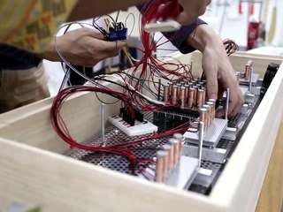 Origami sanatı ile yaptığı şekillere dans ettirten adam