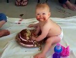 İlk doğum günü pastası! İşte pasta böyle yenir