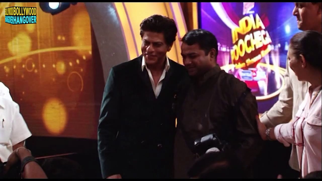 Shahrukh Khan Looks Ravishingly HOT & SEXY in a SAREE
