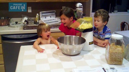 Ce bébé est surexcité par la machine à popcorn