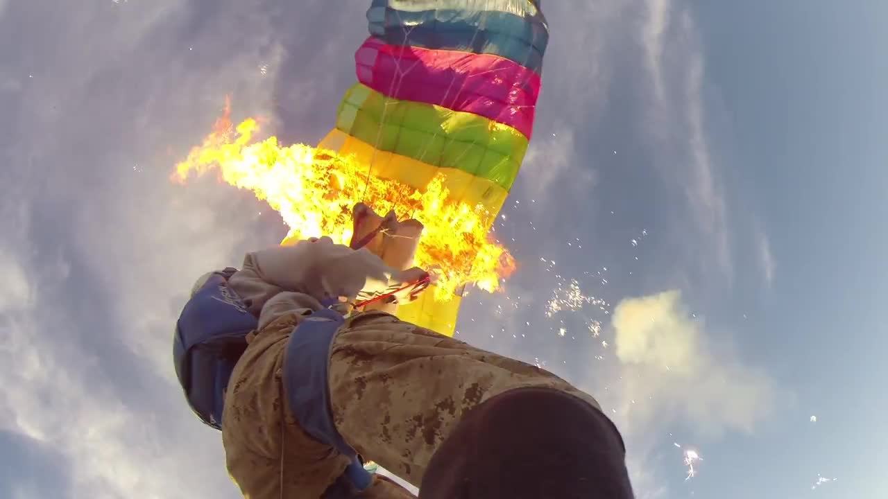 Parachute prend feu en chute libre