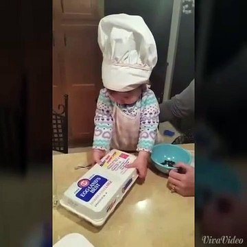 A 16 mois cette fillette casse les œufs comme un grand chef!