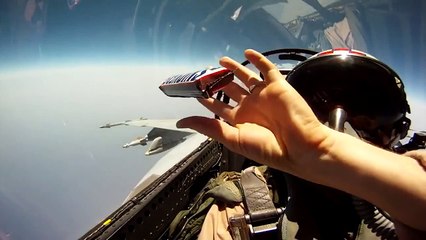 Download Video: Comment passer un snickers a son passager dans un Jet de l'armée