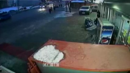 Tekrar) Kontrolden Çıkan Kamyonet, Güvenlik Kamerasına Yansıdı