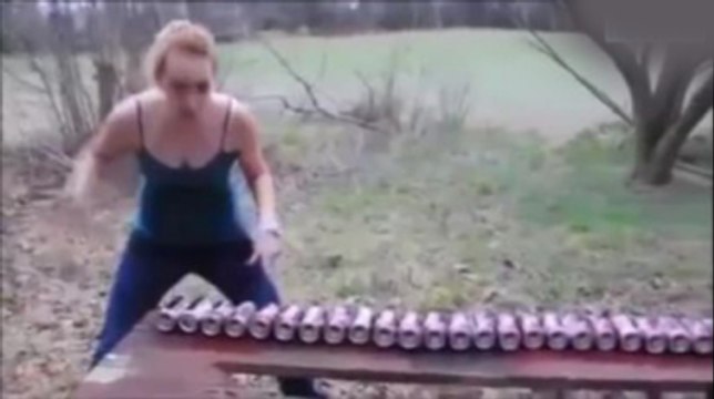 Genç Kız, Büyük Göğüslü Kadınlara Meydan Okudu