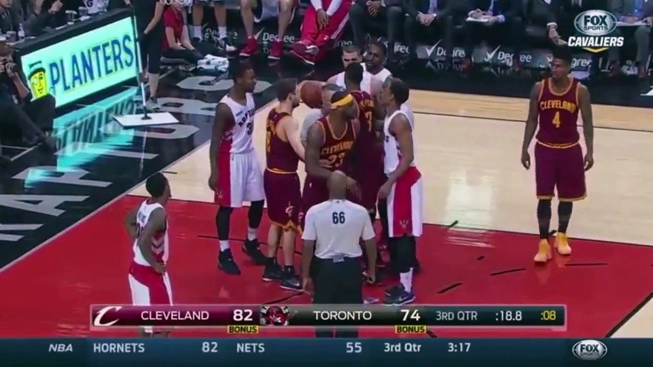La faute flagrante de Jonas Valanciunas sur LeBron James