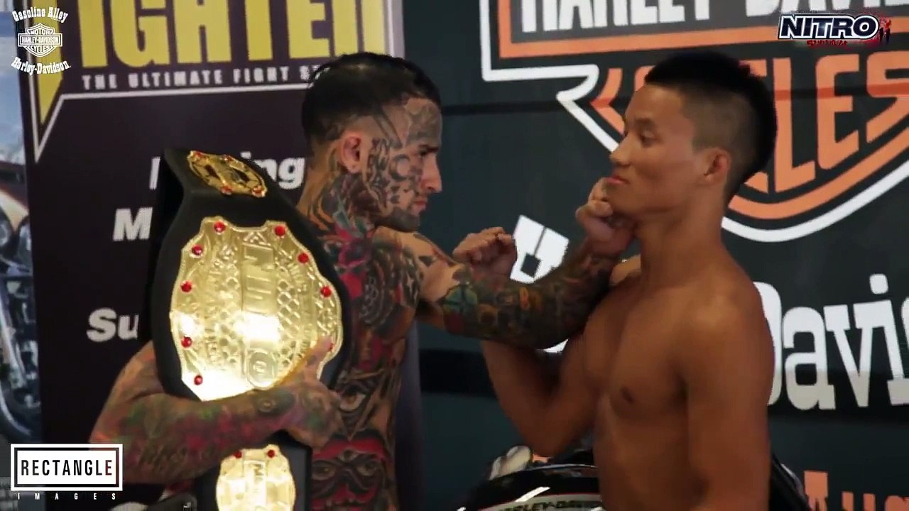 Un combattant MMA fait le malin