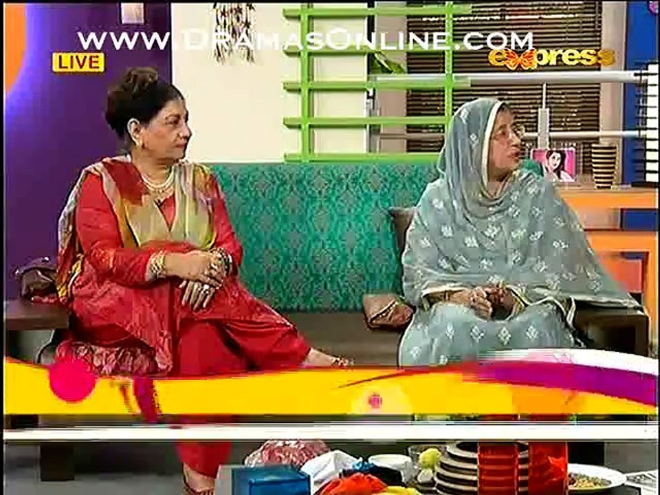Aik Jadu karne wali aurat batate huye k anday se nazar kese utari jati he