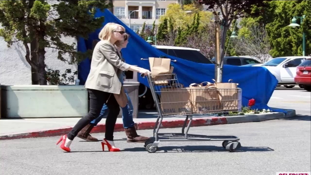 Emma Stone Grabs Groceries in Red Heels Full HD Video