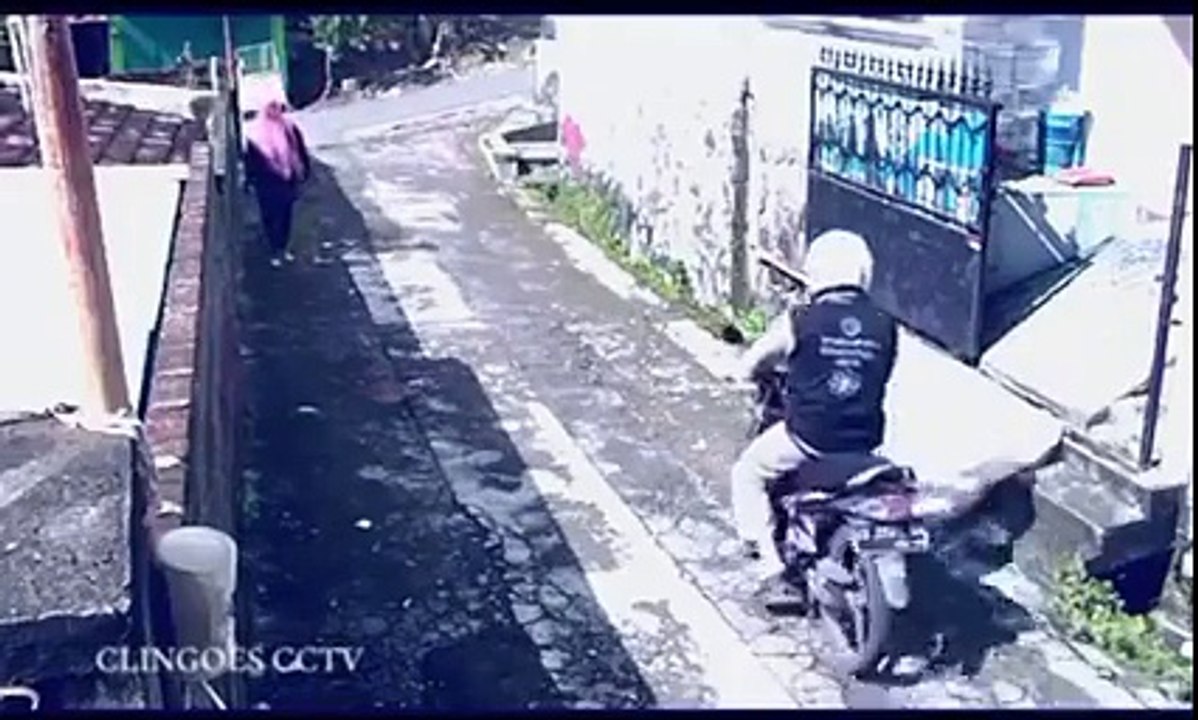 Un voleur de sac pas très malin !