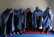 Afghanistan : des hommes défilent en burqa dans les rues de Kaboul