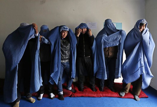 Afghanistan : des hommes défilent en burqa dans les rues de Kaboul