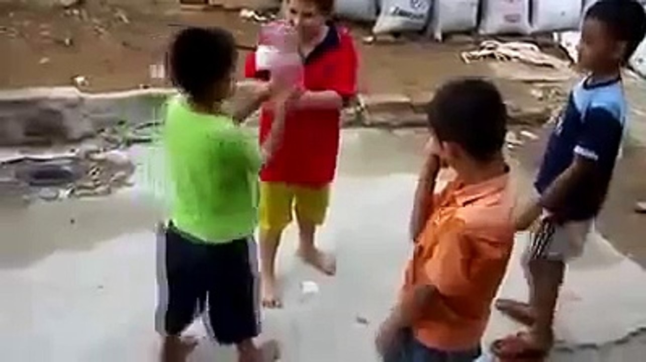 Des enfants jouent à Pierre-Feuille-Ciseaux version Extrême !