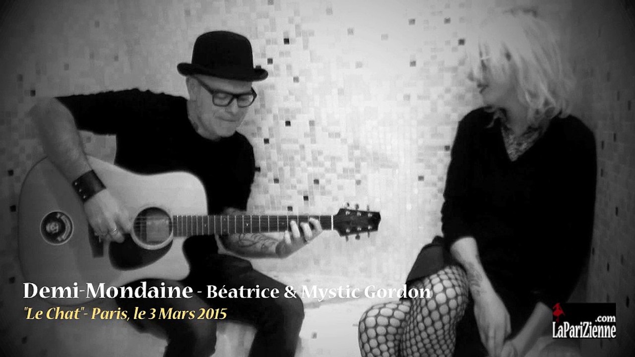 Demi Mondaine chante Le Chat en acoustique à l'Idol hôtel - La-PariZienne.com