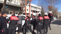 Gaziantep Belediye Önündeki Bayrağı İndirmeye Çalışınca Gözaltına Alındı