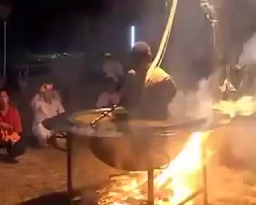 Les moines thaïlandais méditent dans l'huile chaude pendant un rite bouddhiste