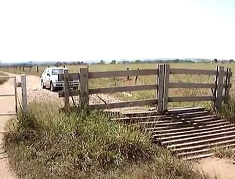 Tahtadan Bahçe kapısını tam otomatik garaj kapısı yaptı