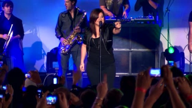 Kelly Clarkson Has Classy Response to Fat Shaming Critic