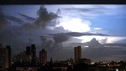 Raios iluminam noite de Fortaleza