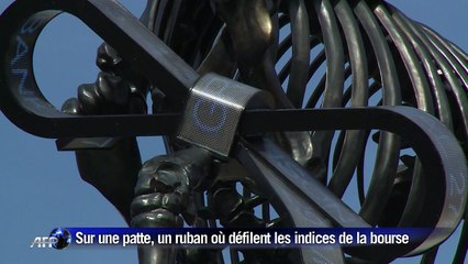 Londres: un squelette de cheval chasse le coq bleu de Trafalgar Square