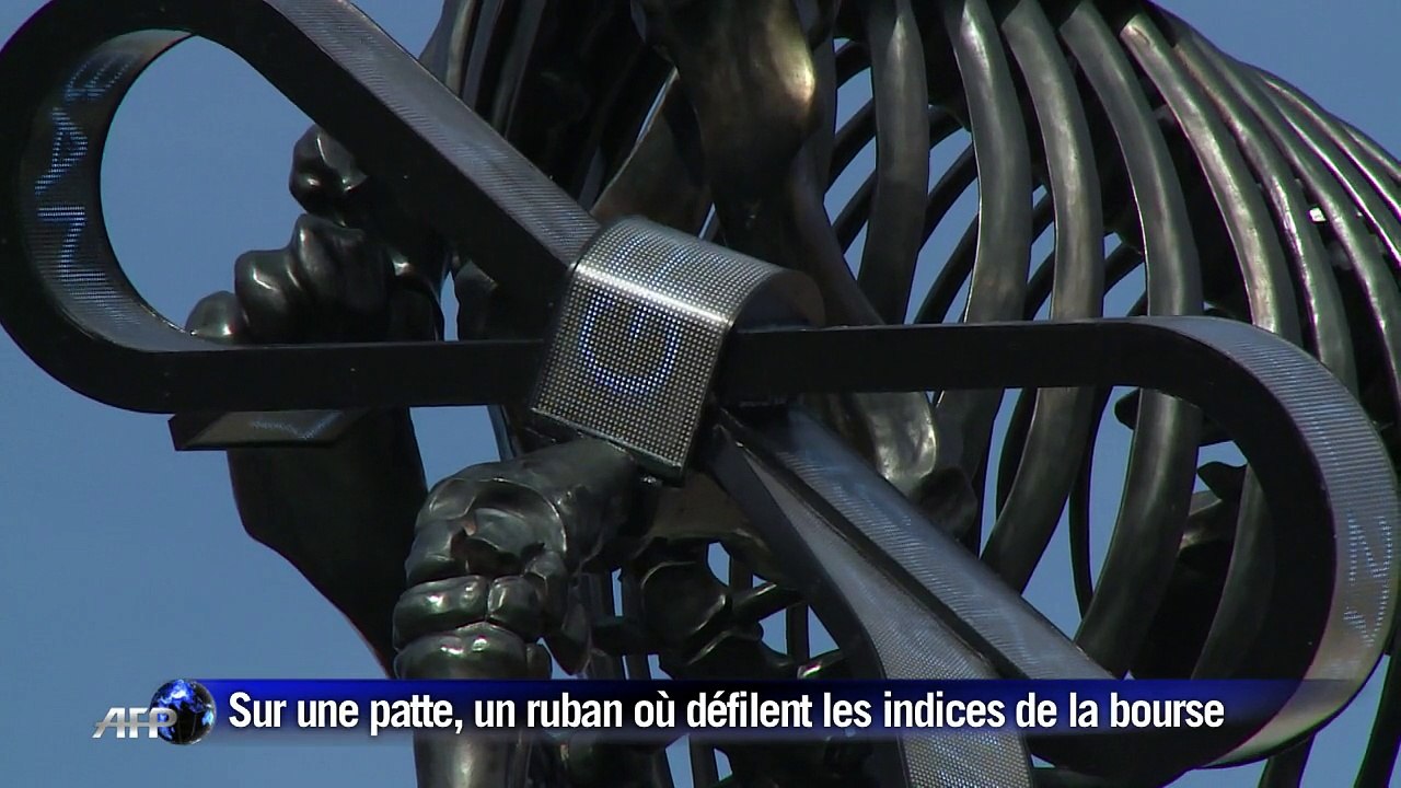 Londres: un squelette de cheval chasse le coq bleu de Trafalgar Square