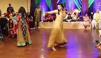 Pakistani Wedding Mehndi Night BEST Dance On -- Mehndi Taan Sajdi --