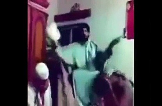 Molvi Taqreer Ke Dauran Shiddat e Gham Mein Fan Se Latak Gya - Should I Laugh Or Should I Cry -p