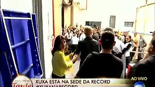 Xuxa acaba de chegar à sede da Record, em São Paulo para a assinatura de contrato Fãs se aglomeram