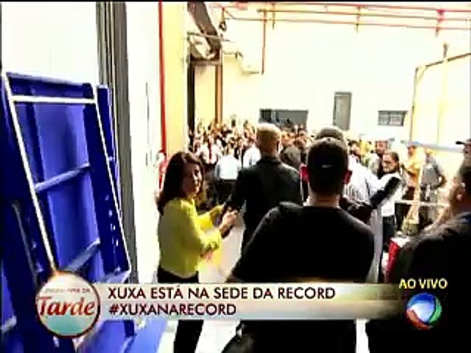 Xuxa acaba de chegar à sede da Record, em São Paulo para a assinatura de contrato Fãs se aglomeram