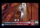 Ebrio casi muere atropellado por correr en Carretera Central [VIDEO]