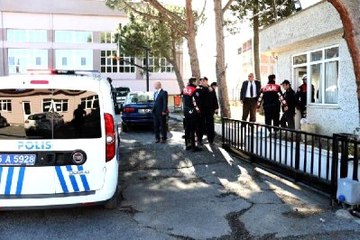 Öğrenciye Kuru Sıkı Tabancayla Ateş Edip Kabzesiyle Başından Yaraladı