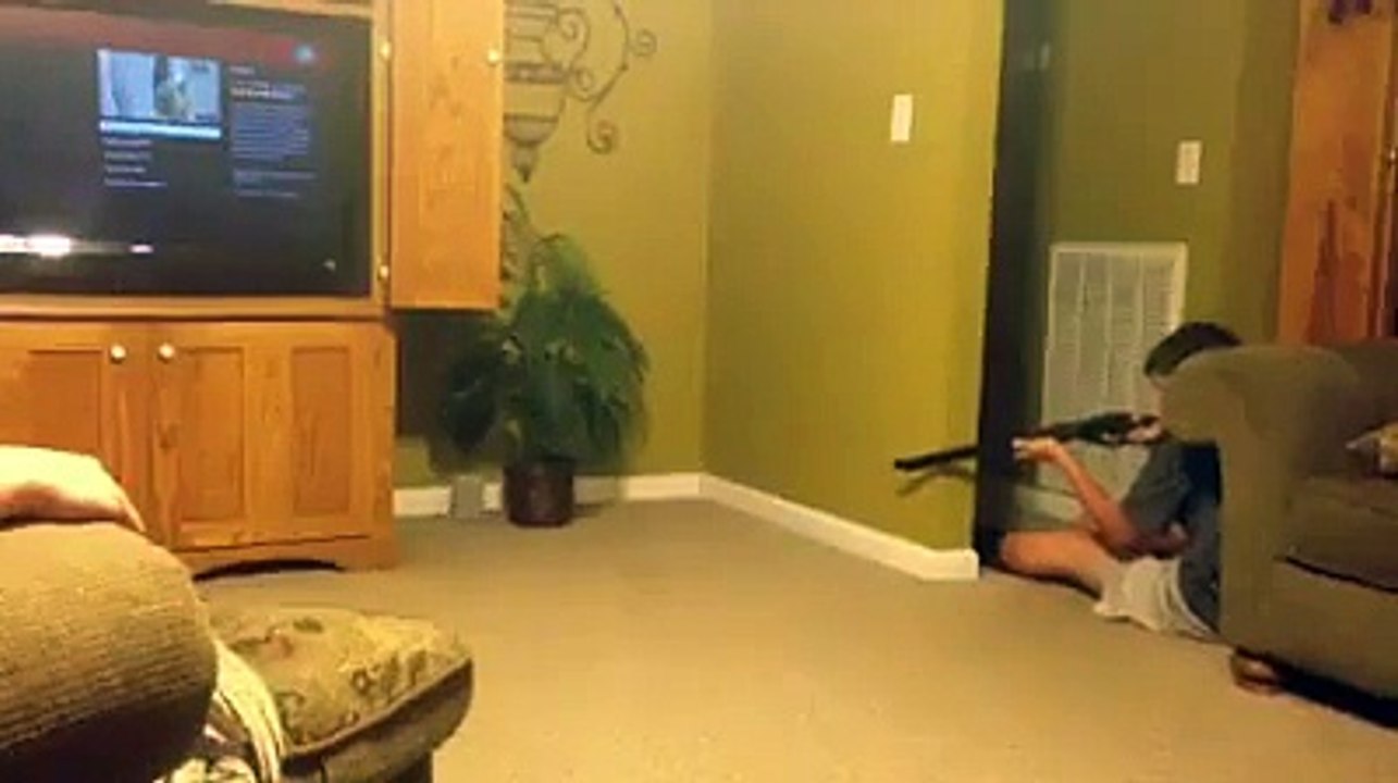 Un enfant veut tuer une souris avec son fusil (jouet) ...