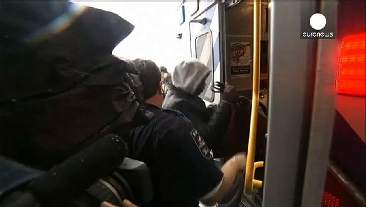 Flugzeug kommt bei Landung in New York von der Bahn ab