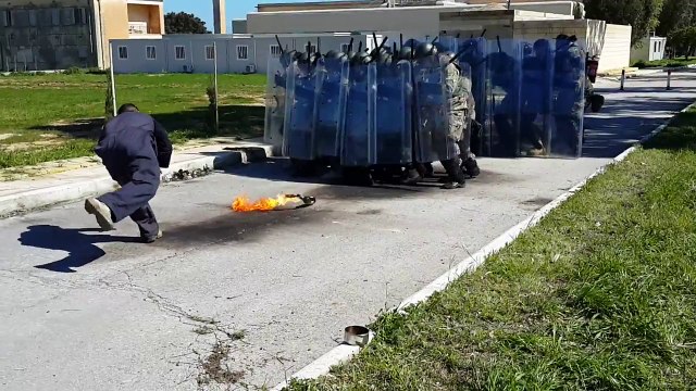 Il se met le feu avec un Cocktail Molotov