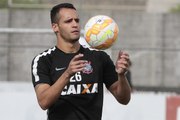 Renato Augusto se coloca à disposição de Tite, mas revela sentir dor