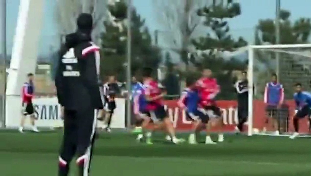 Martin Odegaard gives a perfect assist to Cristiano Ronaldo in Real Madrid training 2015‬ - HD